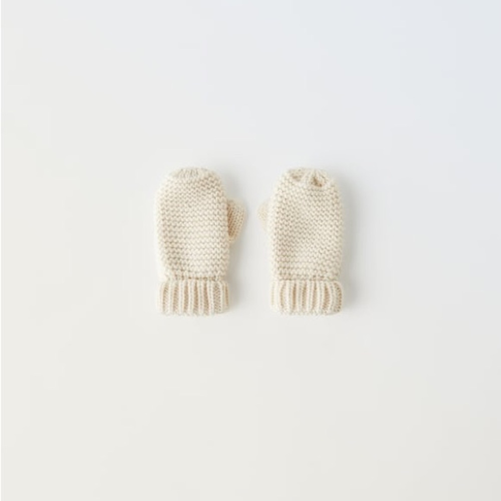 ZARA KNIT MITTENS